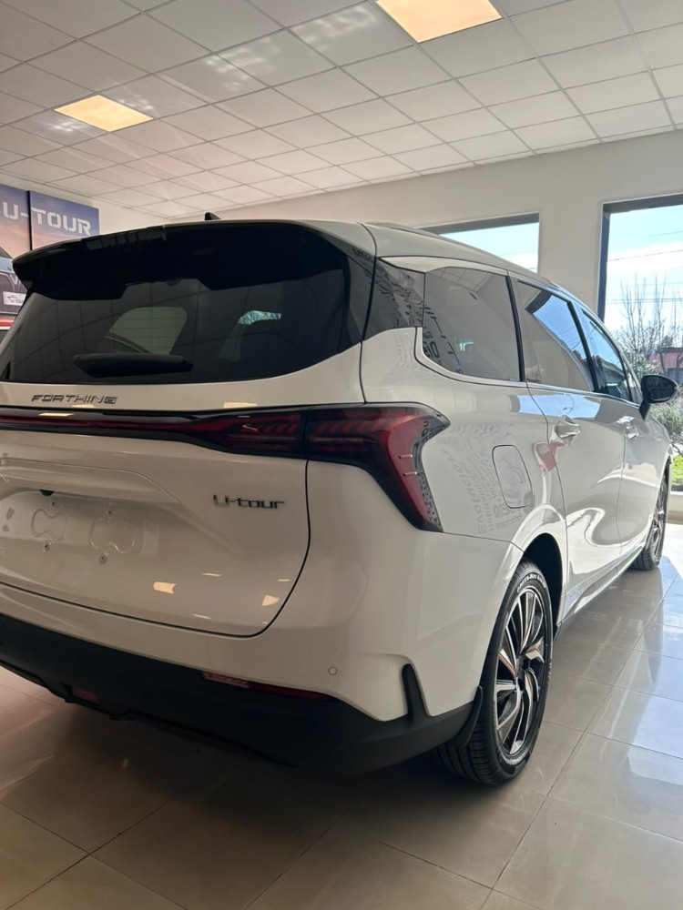 Forthing U-TOUR Van 1,5 T 7AT 7asientos Hybrid — foto 3